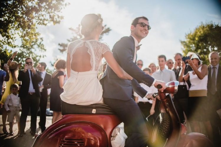 Bride & groom taking pictures on a red vespa - Wedding in ITaly