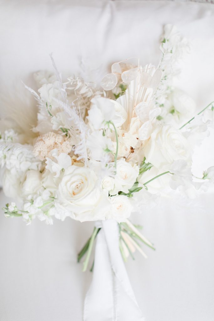 winter-wedding-bouquets-white