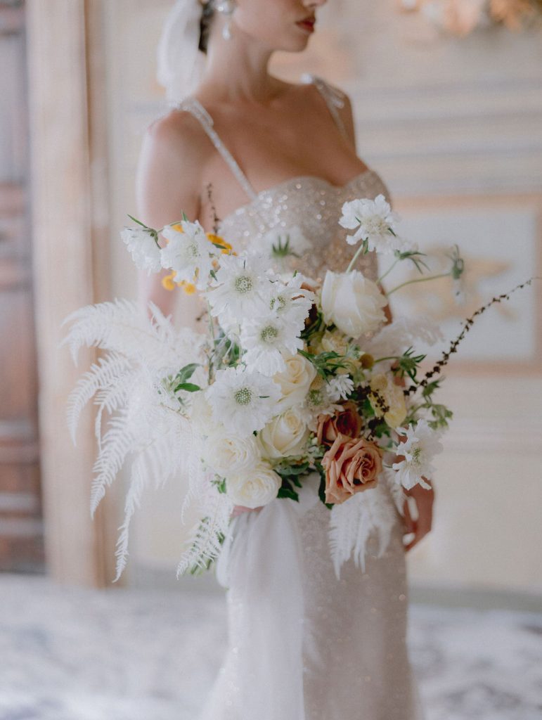 winter-wedding-white-bouquet
