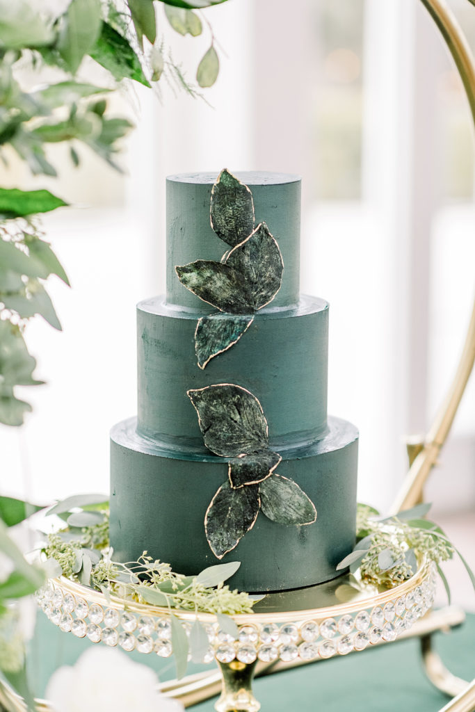 emerald-green-winter-wedding-cake