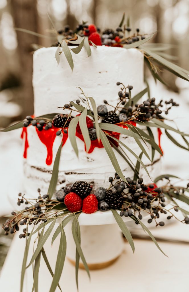 winter-wedding-cake-with-berries
