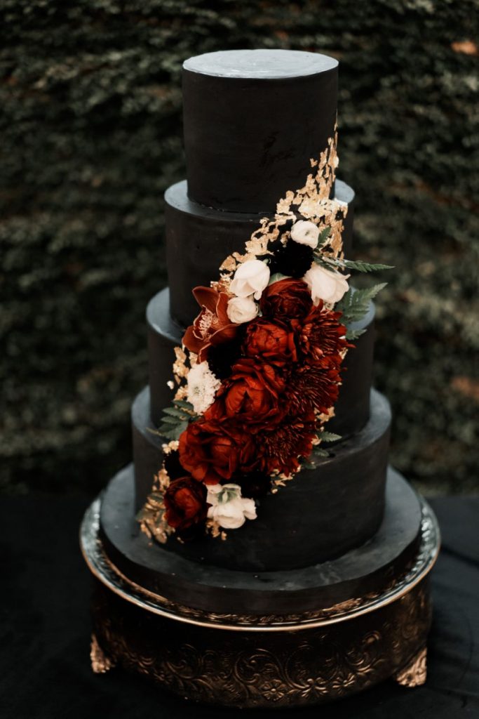 dark-winter-wedding-cake