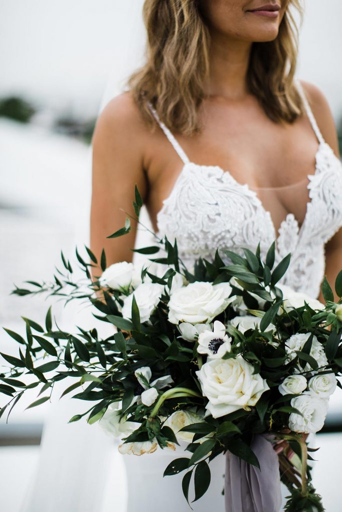 minimal wedding bouquet